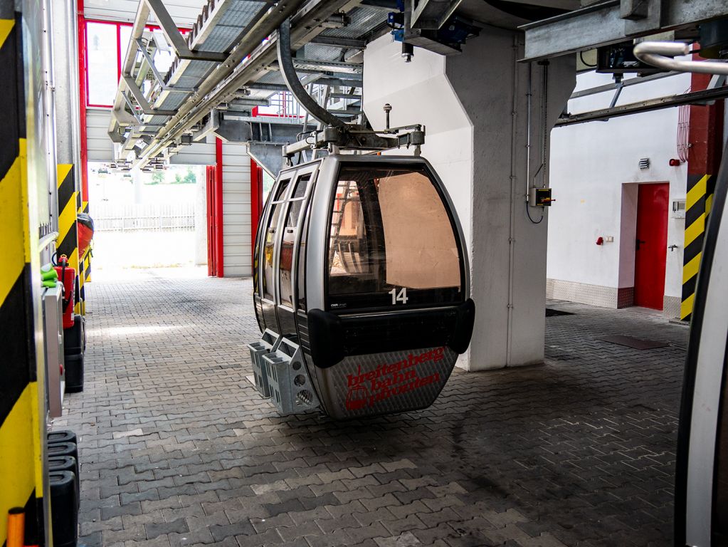 Die Gondeln - Die Gondeln der Einseilumlaufbahn in der Talstation. - © alpintreff.de - Christian Schön